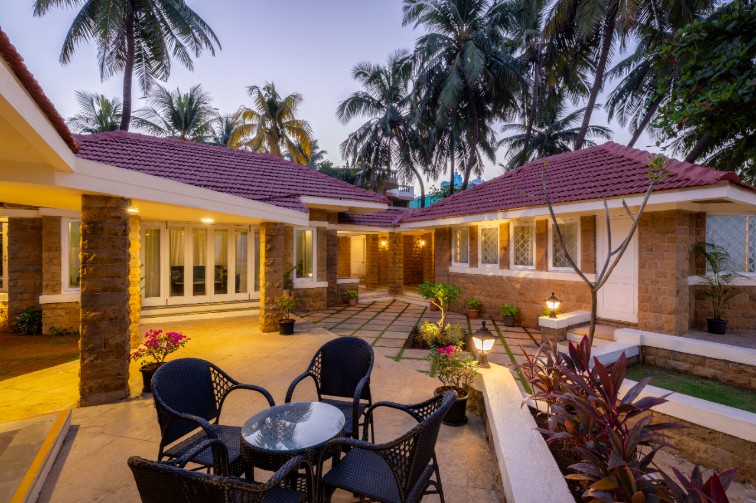 BEACH HOUSE MADH ISLAND, AMA STAYS & TRAILS